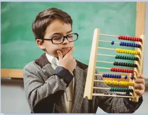 طفل يقوم باختبارات ذكاء تناسب عمره