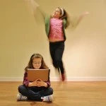 طفل تترك مذاكراتها ودروسها وتقوم بالتحرك والتنطيط