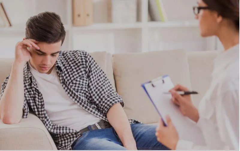 شاب يخضع لجلسة تعديل سلوك مع اخصائية